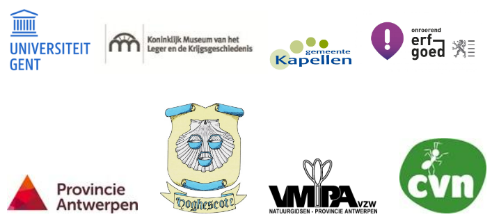 Logo's van: Universiteit Gent, Koninklijk Museum van het Leger en de Krijgsgeschiedenis, gemeente Kapellen, onroerend erfgoed Vlaanderen, Provincie Antwerpen, Koninklijke Heemkring Hoghescote, WMBA vzw, en CVN