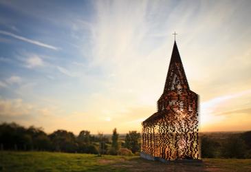 3D-houtconstructie waar je door kan kijken, in de vorm van een kerkgebouw
