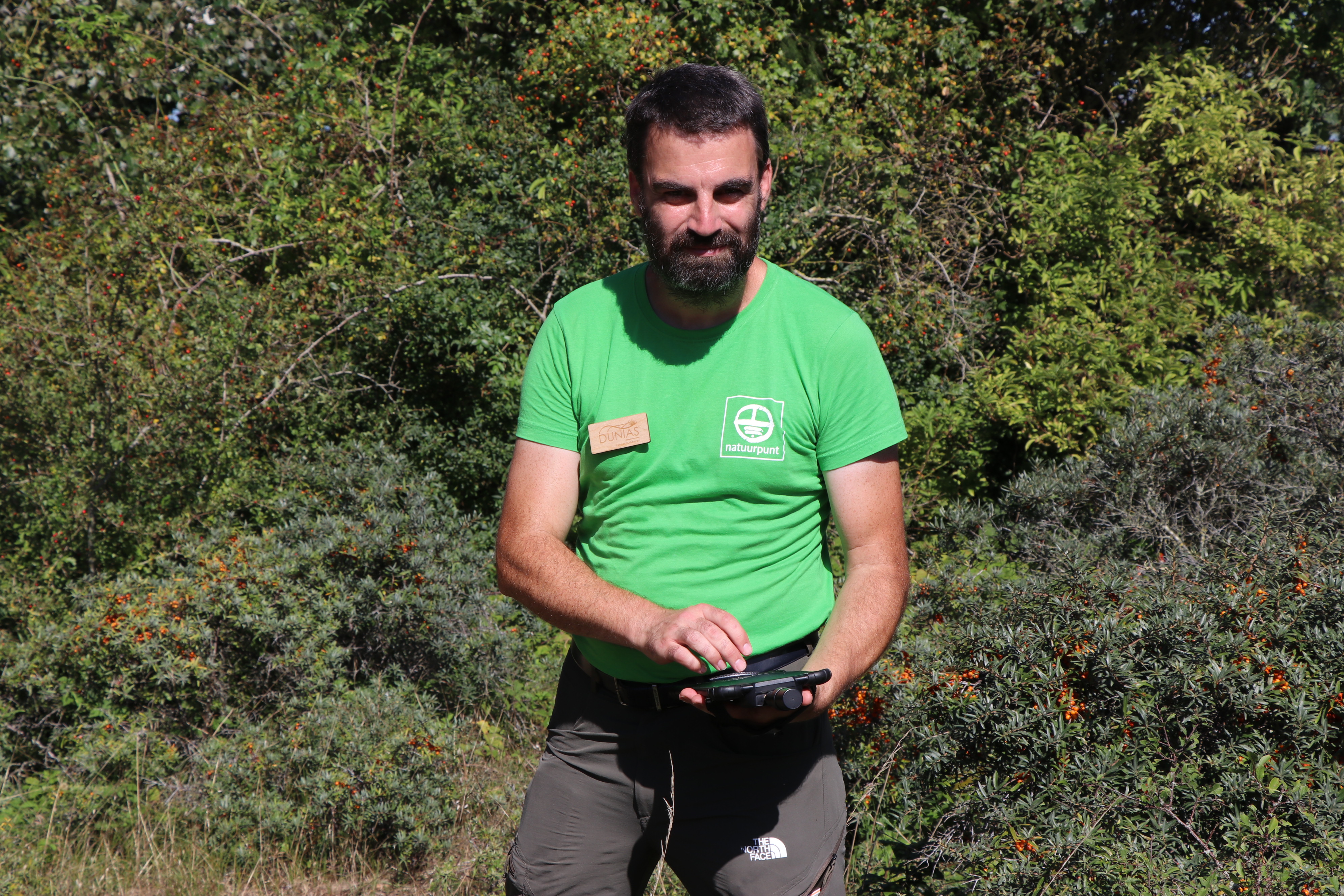 Tijdens zijn inventarisatieronde gebruikt Maarten een speciale GPS waarop hij woekerplanten ingeeft.