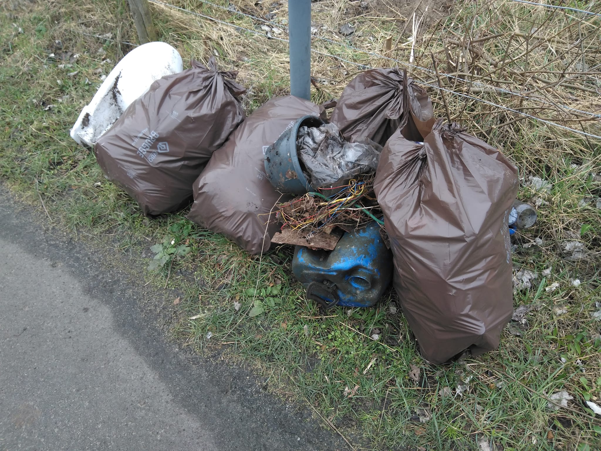 Allerlei afval dat gevonden, verzameld en afgevoerd werd tijdens de werkzaamheden. © Hans Claes - Natuurpunt