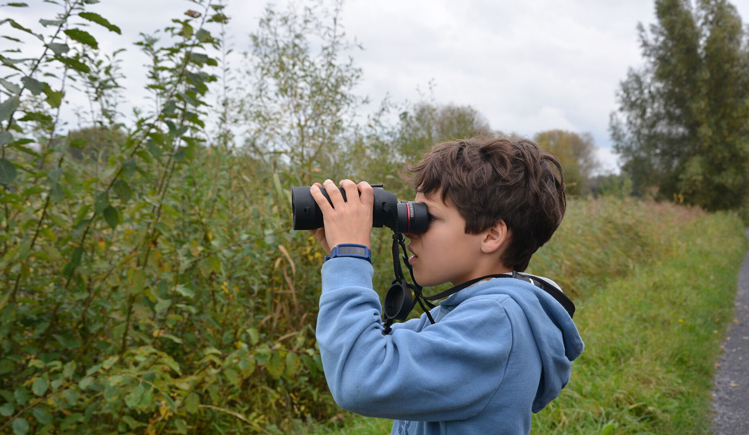 jongen met verrekijker