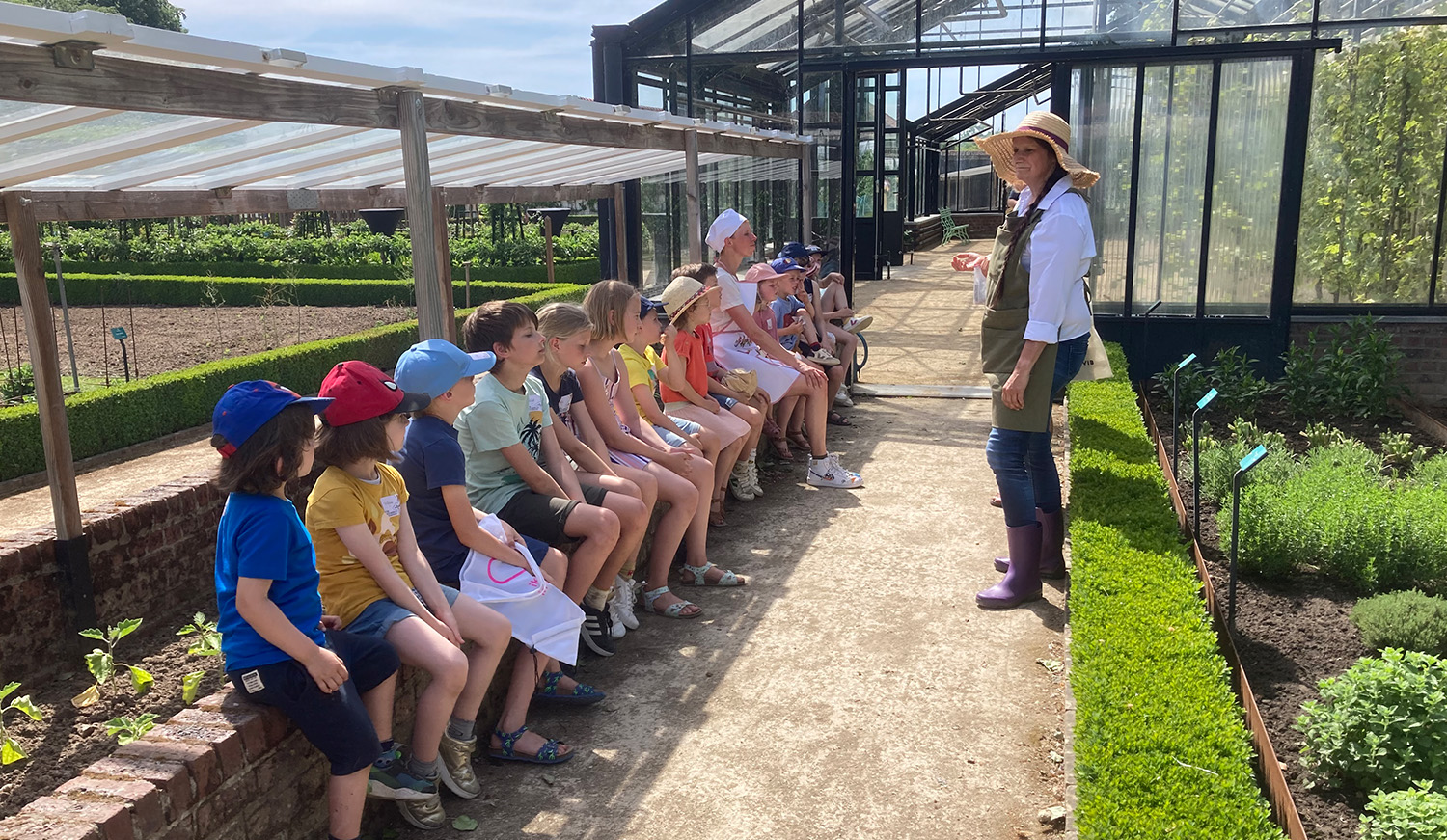 Kinderen luisteren naar gids